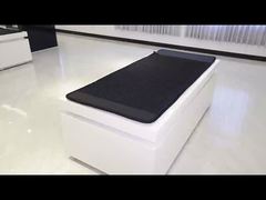 青い刺繍入りマットレス